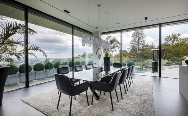 Reynaers_hifinity_minimal_interior_glass_frame_sliding_door-1024x683